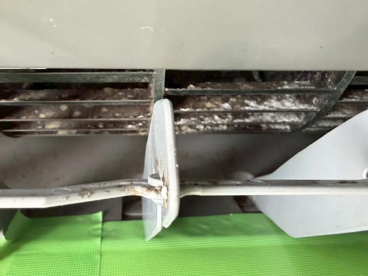 吹出口のカビ汚れ（施工前）